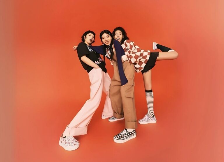 Gambar banner perbandingan kaos polos dan kaos bermotif untuk blog fashion