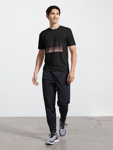 Kaos polos dipadukan jogger pants dan sneakers sporty