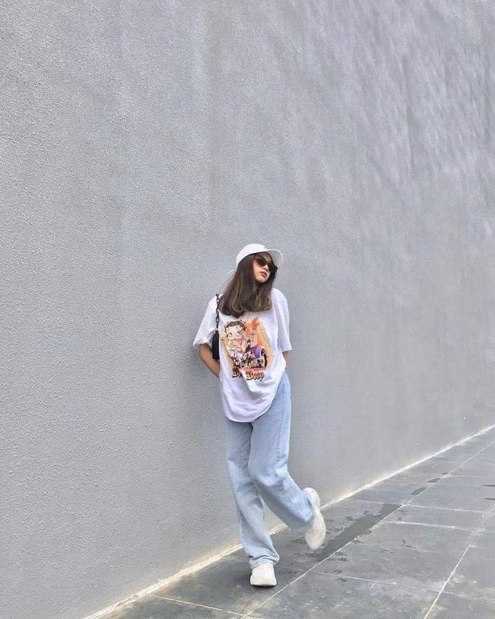 Kaos polos oversized dengan celana longgar dan sneakers