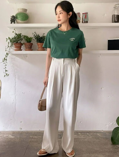 Kaos polos warna netral dipadukan dengan celana bahan