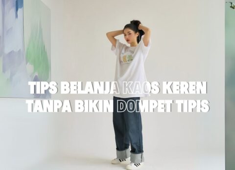 Orang sedang memilih kaos di toko dengan ekspresi senang dan harga terjangkau