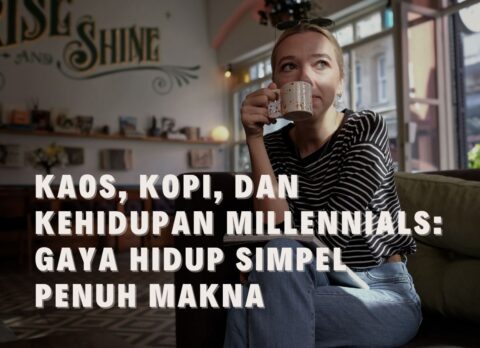 Seorang millennial memakai kaos polos sambil minum kopi di kafe kekinian