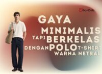 Pria mengenakan polo t-shirt warna netral bergaya minimalis tapi berkelas