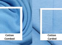 Perbedaan tekstur kain katun Carded dan Cotton Combed, menunjukkan serat yang lebih rata pada Cotton Combed.