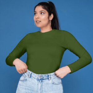 Kaos polos army lengan panjang untuk wanita, dikenakan oleh model