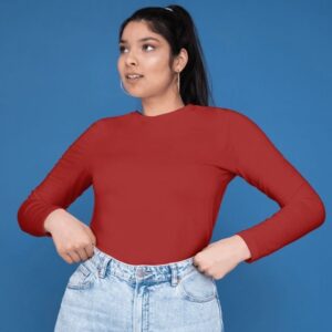 Kaos panjang cewek warna maroon dikenakan model