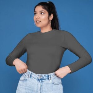 Model cewek dengan kaos polos abu tua panjang
