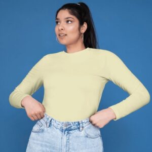 Model wanita mengenakan kaos cream polos lengan panjang