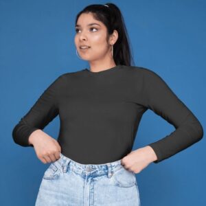 Kaos polos hitam panjang cewek dikenakan oleh model, tampak depan