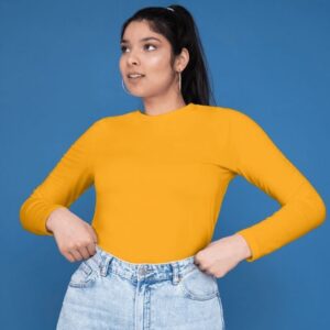 Model cewek memakai kaos panjang warna kuning mas cerah