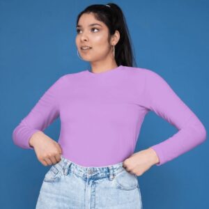 Kaos panjang cewek warna lilac dikenakan oleh model