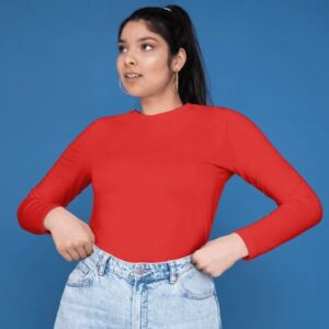 Model memakai kaos polos cewek warna merah panjang, tampak depan