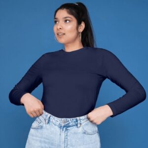 Kaos polos panjang warna navy dikenakan oleh cewek