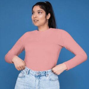 Kaos panjang polos peony pink dikenakan oleh model cewek