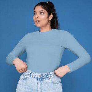 Model cewek memakai kaos polos panjang sky blue