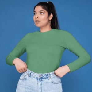 Kaos polos panjang cewek stone green dikenakan oleh model