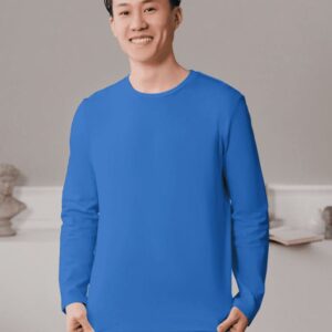 Kaos polos cowok warna deep blue dikenakan oleh model