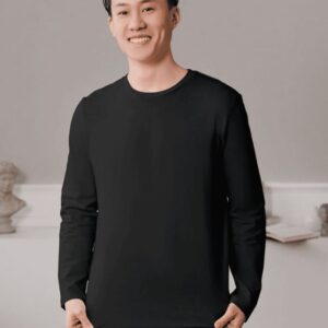 Kaos polos cowok warna hitam panjang dikenakan oleh model, tampak depan