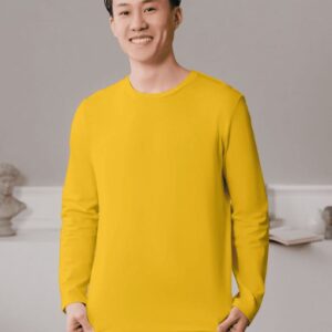 Kaos kuning mas polos cowok lengan panjang dipakai model