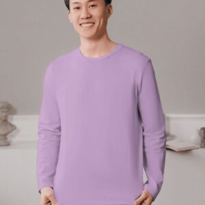 Kaos lilac panjang cowok dikenakan oleh model
