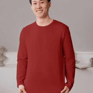 Model cowok memakai kaos panjang polos warna maroon