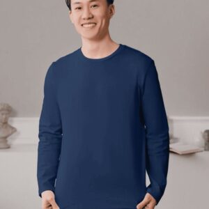 Kaos navy panjang cowok dikenakan oleh model