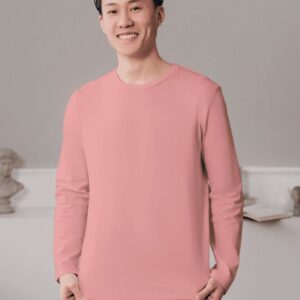 Kaos panjang peony pink cowok dikenakan oleh model, tampak depan
