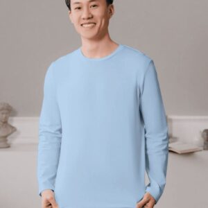 Kaos sky blue panjang cowok dikenakan oleh model