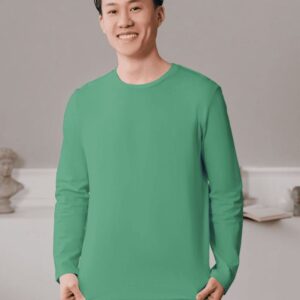 Kaos panjang cowok warna stone green dikenakan oleh model