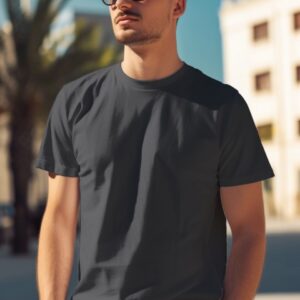 Model cowok mengenakan kaos polos abu tua pendek