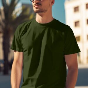 Kaos pendek cowok warna army army, dikenakan oleh model