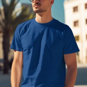 Kaos polos cowok warna deep blue dikenakan oleh model
