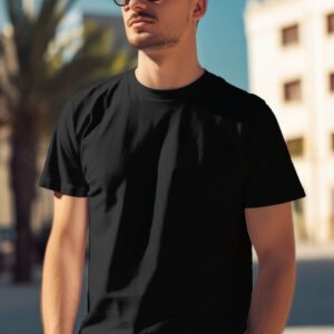 Kaos polos cowok warna hitam pendek dikenakan oleh model, tampak depan