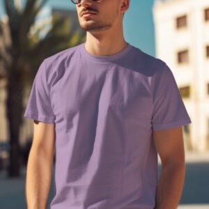 Kaos lilac pendek cowok dikenakan oleh model