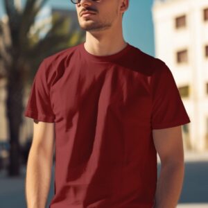 Model cowok memakai kaos pendek polos warna maroon