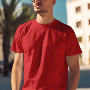 Model cowok memakai kaos merah polos pendek, tampak depan
