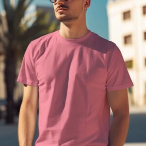 Kaos pendek peony pink cowok dikenakan oleh model, tampak depan