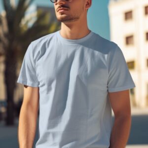 Kaos sky blue pendek cowok dikenakan oleh model