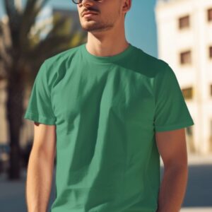 Kaos pendek cowok warna stone green dikenakan oleh model