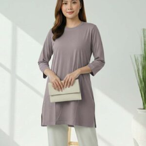 Tunik warna dusty purple dari Dgandels dengan potongan longgar dan bahan adem